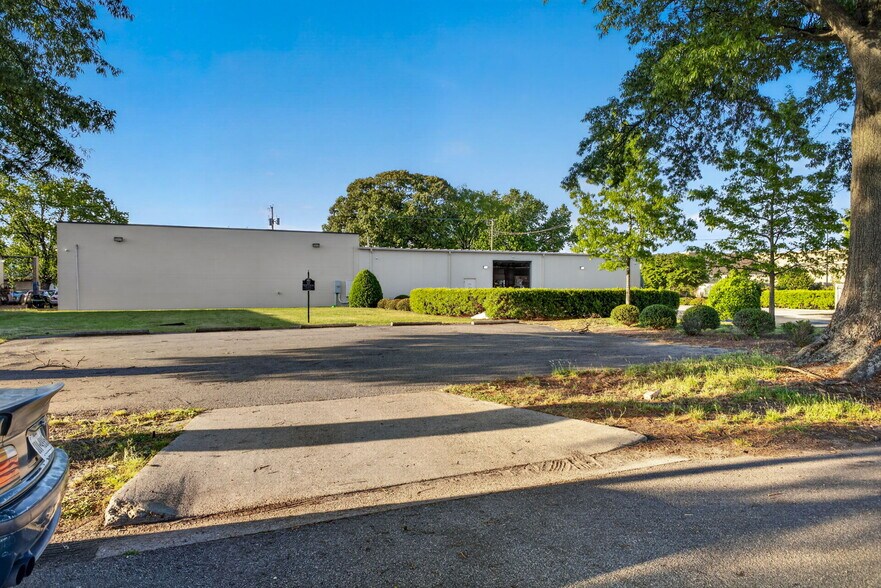More Photos Of 3413 Griffin St, Portsmouth Light Distribution For Lease