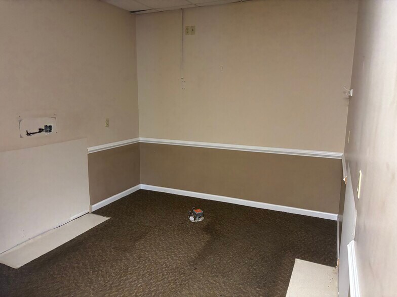 More Photos Of 1557 Lee Hwy, Staunton Office For Lease
