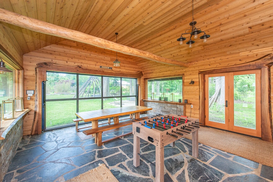 More Photos Of 62 Mount Pleasant Rd, Columbia Specialty For Sale