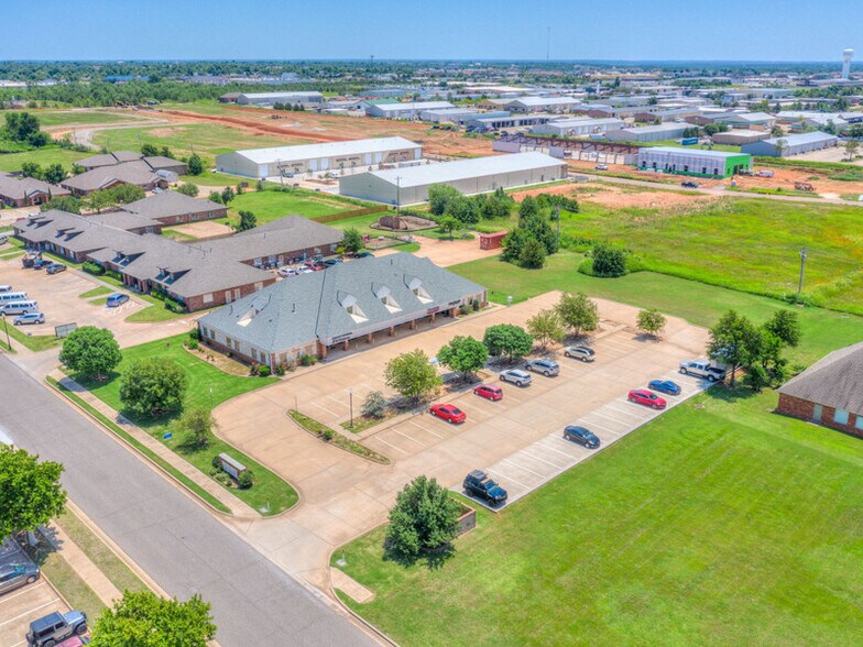 More Photos Of 800 W 18th St, Edmond Medical For Lease