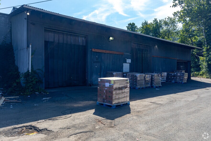 More Photos Of 6-12 Hoover Ave, Haverstraw Warehouse For Lease