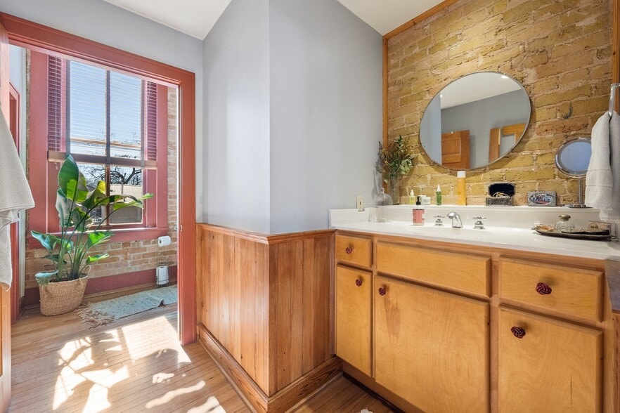 More Photos Of 709 Chestnut St, Bastrop Storefront Retail Residential For Sale