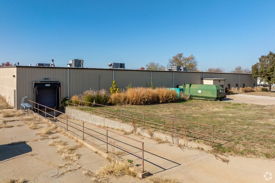 More Photos Of 1805 Riverway Dr, Pekin Distribution For Sale