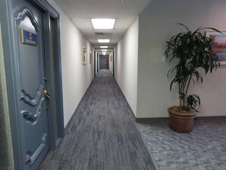 More Photos Of 1636 N Hampton Rd, DeSoto Office For Lease