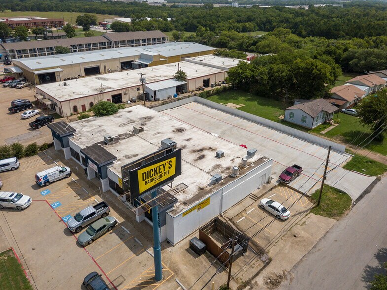 More Photos Of 1600 N Interstate 35 E, Lancaster Storefront Retail Office For Lease