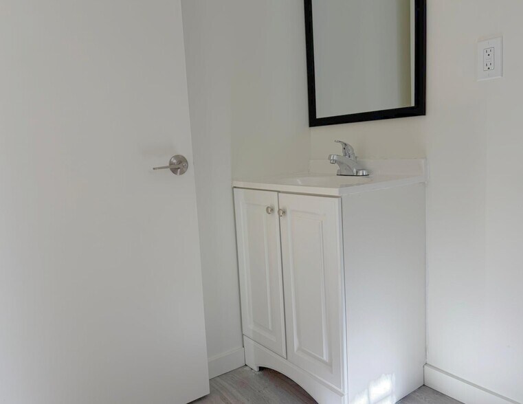 More Photos Of 5642 Hollywood Blvd, Los Angeles Storefront Retail Residential For Lease