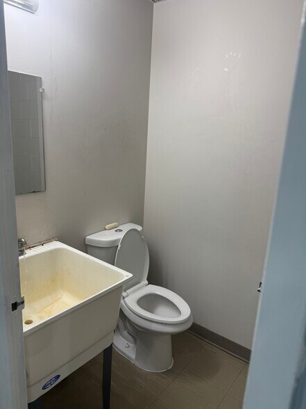 More Photos Of 2455 Cawthra Rd, Mississauga Light Distribution For Lease