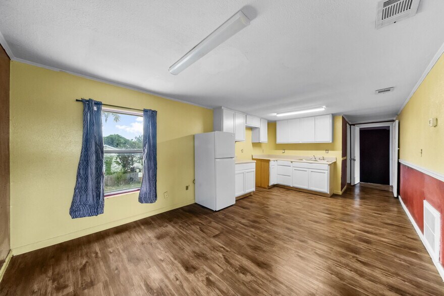 More Photos Of 2900 E 5th St, Panama City Restaurant For Sale