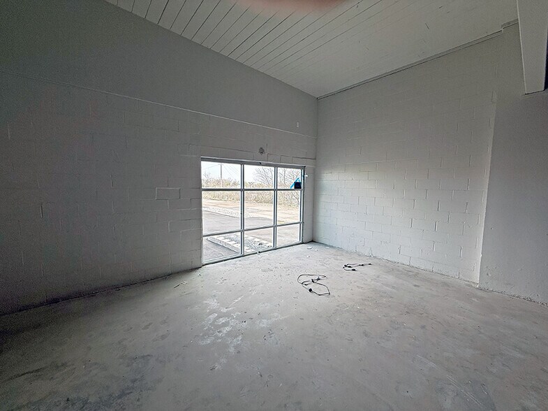 More Photos Of 1755 Ford Ln, Saint Charles Showroom For Lease