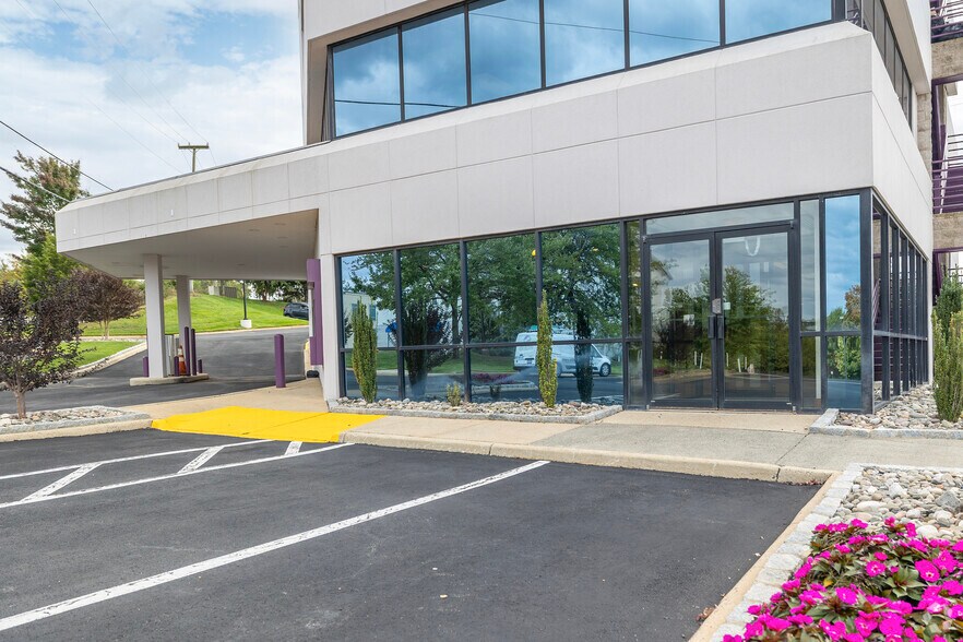 More Photos Of 46045 Palisade Parkway, Sterling Medical For Lease