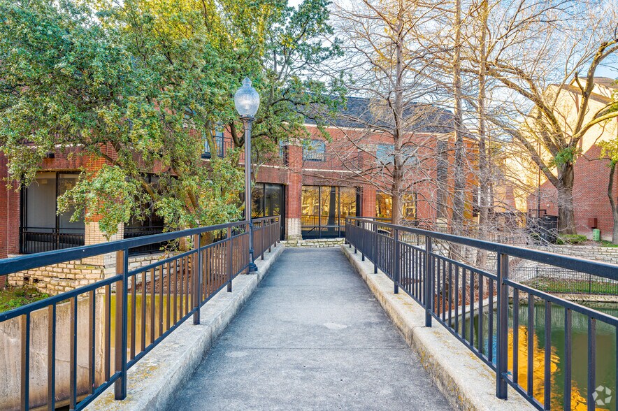 More Photos Of 9665-9669 N Central Expy, Dallas Unknown For Lease