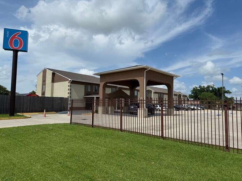 Primary Photo Of 125 Dixie Ave, Houma Hotel For Sale
