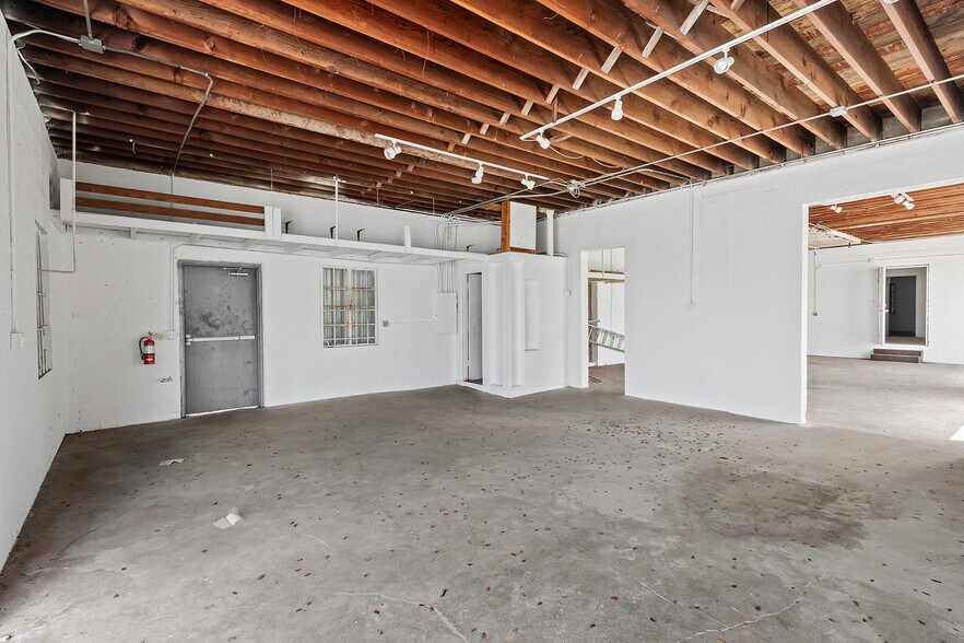 More Photos Of 810 NE 4th Ave, Fort Lauderdale Storefront Retail Office For Lease