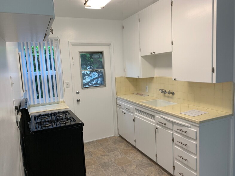 More Photos Of 4123 Ocean View Blvd, Montrose Apartments For Sale