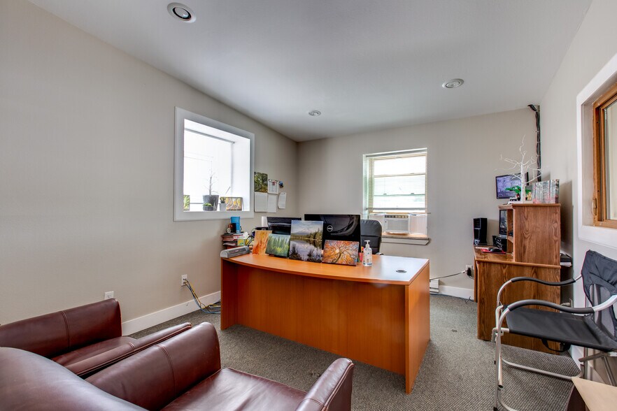 More Photos Of 4081 Camelot Cir, Longmont Showroom For Sale