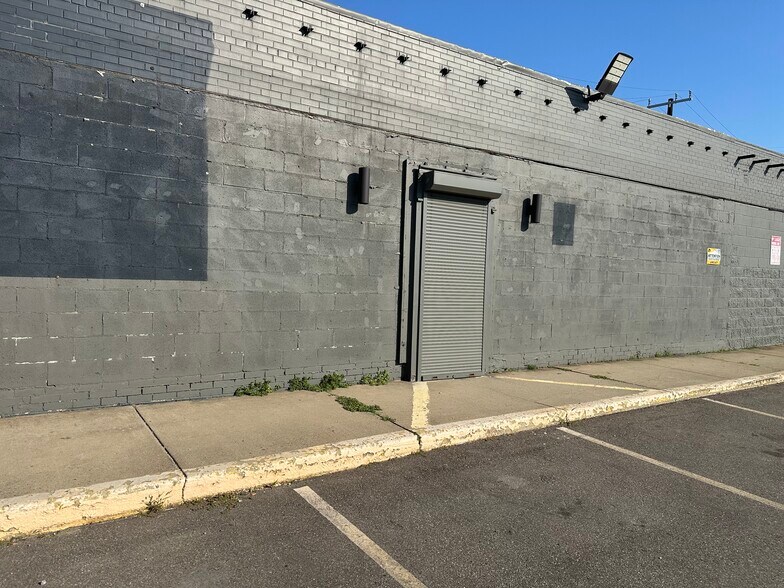 More Photos Of 465 S Schaefer Hwy, Detroit Freestanding For Lease