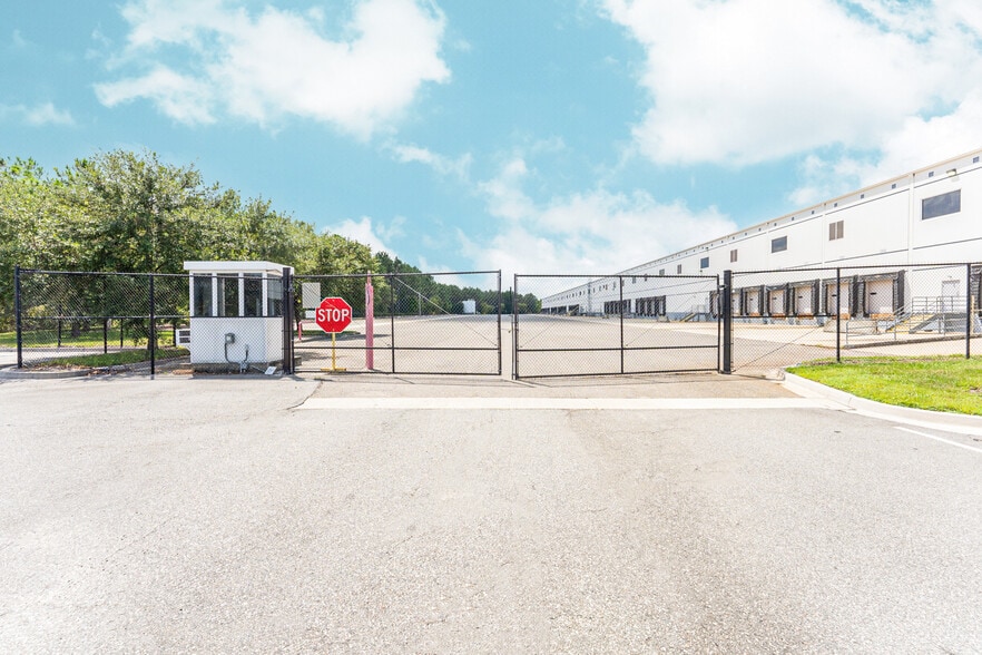 More Photos Of 12400 Presidents Ct, Jacksonville Warehouse For Lease
