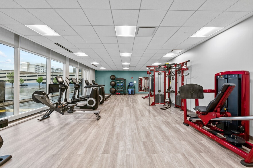 More Photos Of 9550 W Higgins Rd, Rosemont Office For Lease