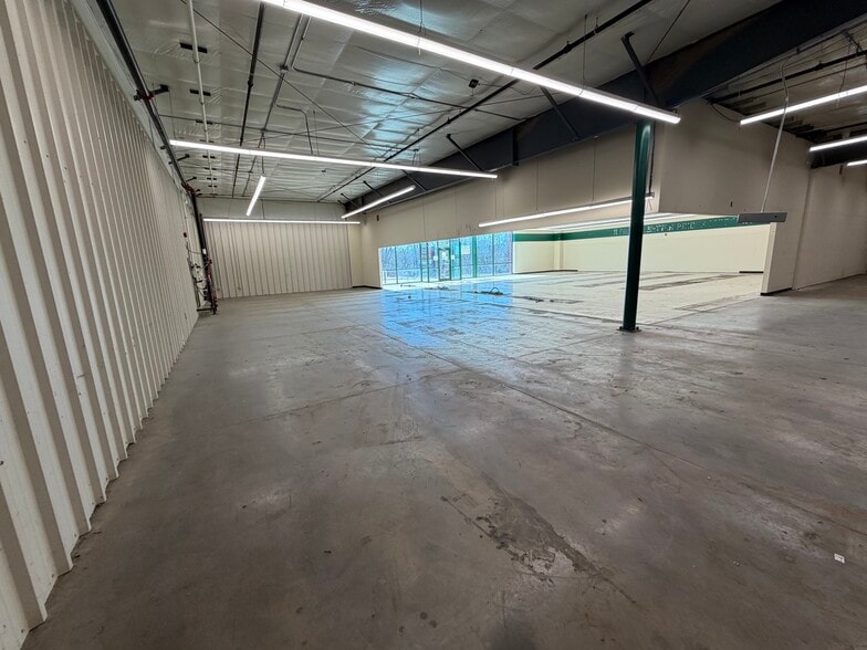 More Photos Of 2020 E Locust St, Davenport Freestanding For Sale