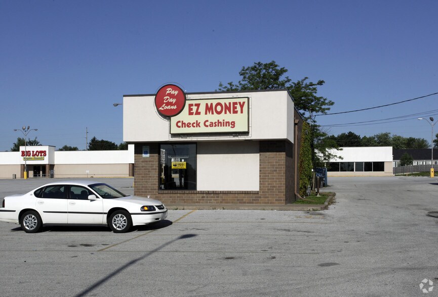 More Photos Of 3560 N Brady St, Davenport Unknown For Lease