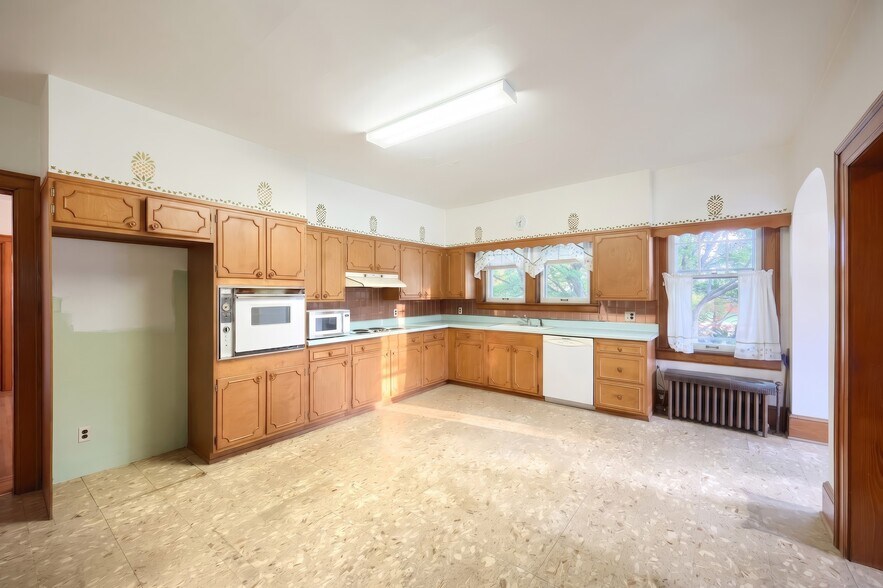 More Photos Of 41 W Main St, Fawn Grove Flex For Sale