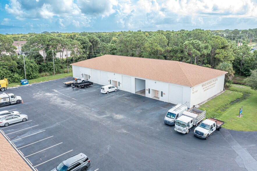 More Photos Of 1053 SE Holbrook Ct, Port Saint Lucie Warehouse For Lease