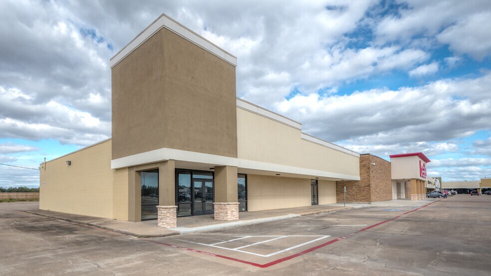 More Photos Of 4000 7th St, Bay City Unknown For Lease