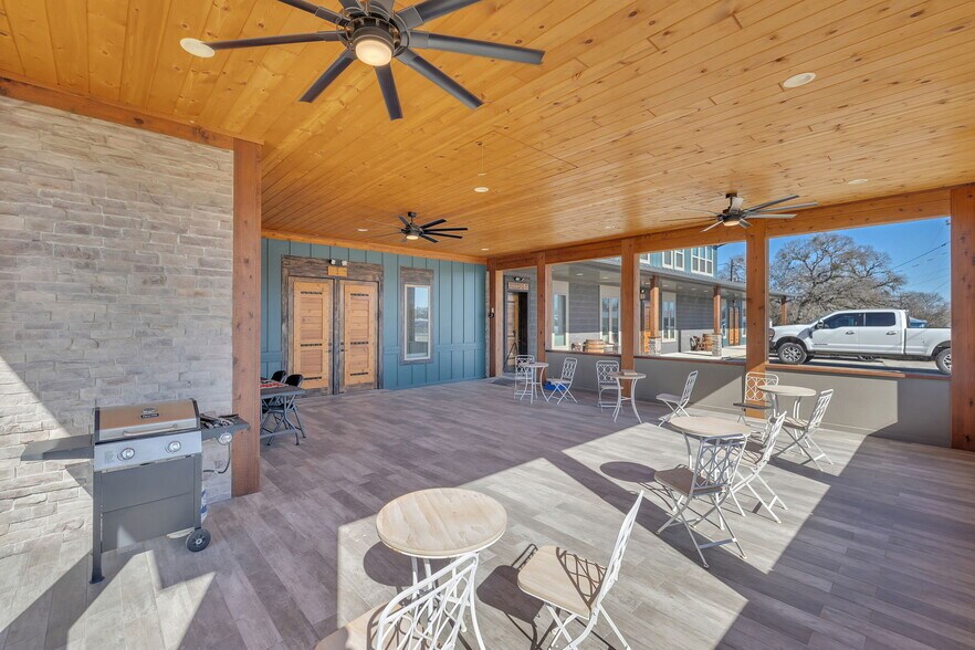 More Photos Of 220 W FM 473, Comfort Storefront Retail Office For Lease