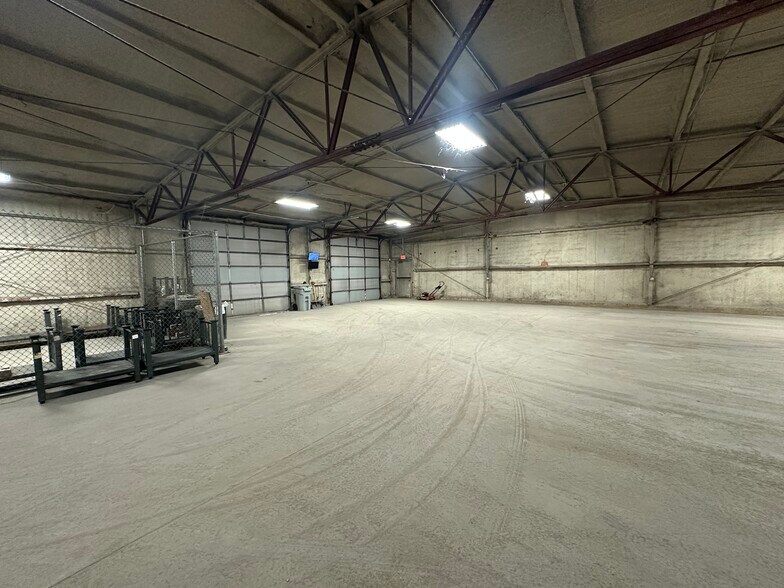 More Photos Of 2029 Plymouth Ave, Waterloo Flex For Sale