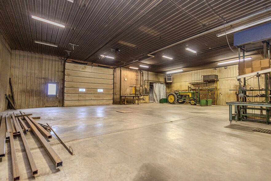 More Photos Of 2090 Idaho Dr, Pella Manufacturing For Sale