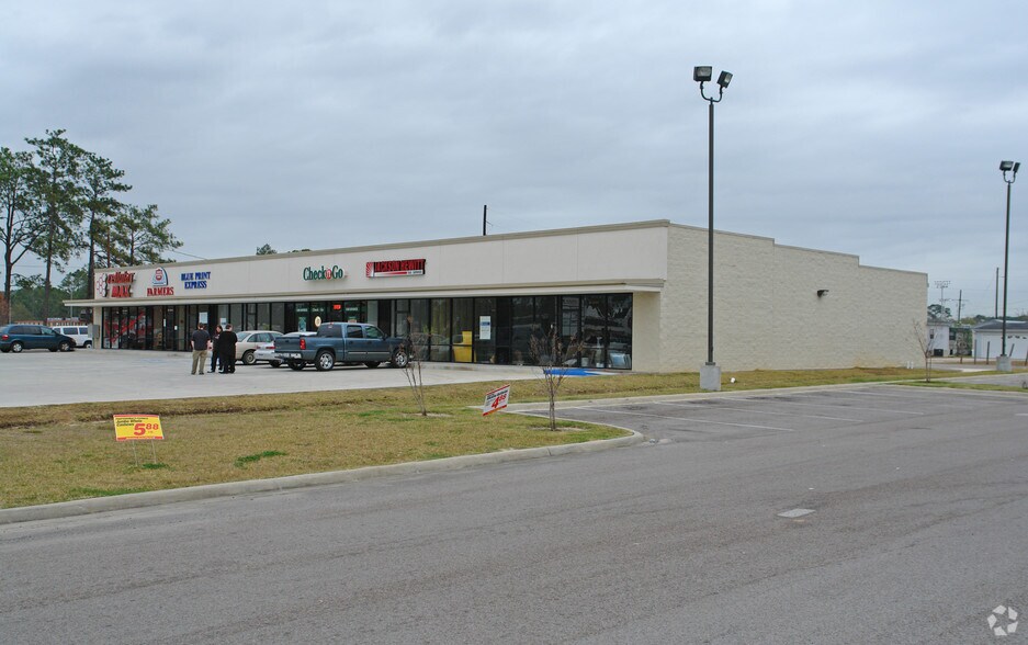 More Photos Of 203-213 S Main St, Lumberton General Retail For Lease