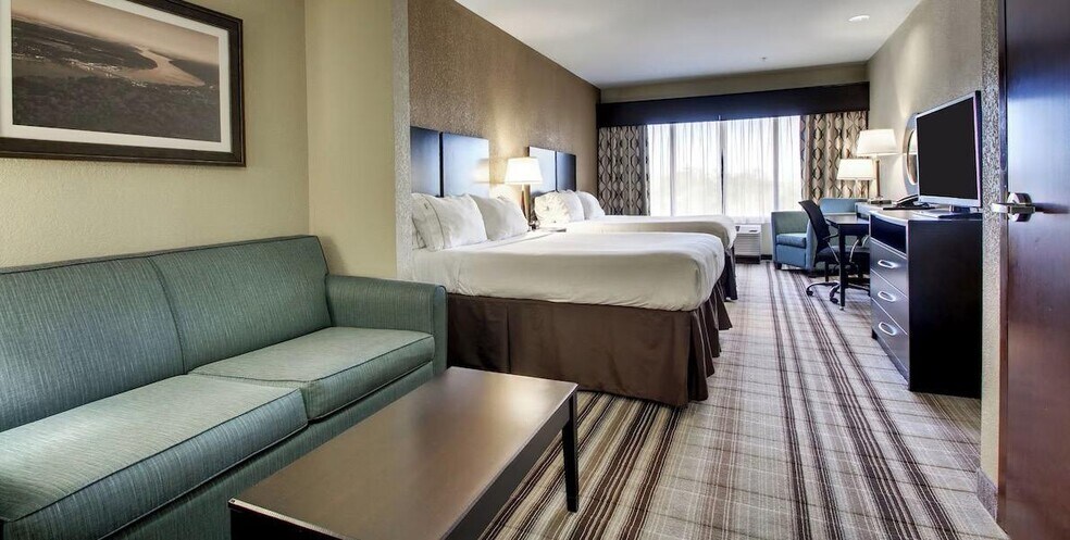 More Photos Of 639 S Canal St, Natchez Hotel For Sale