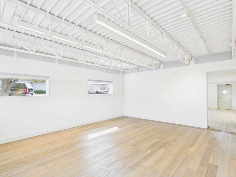 More Photos Of 1111 Lagoon Dr, Dallas Office For Sale