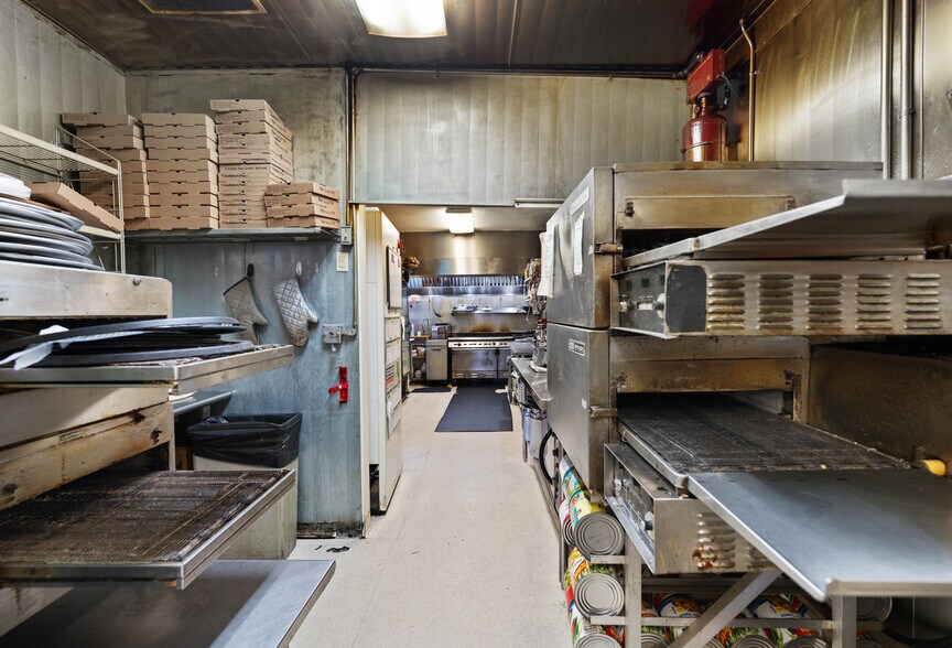 More Photos Of 29 W 1st St, Coquille Restaurant For Sale