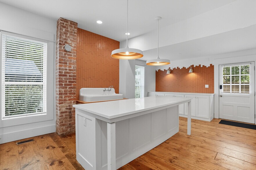 More Photos Of 924 S Main St, Broken Arrow Showroom For Sale