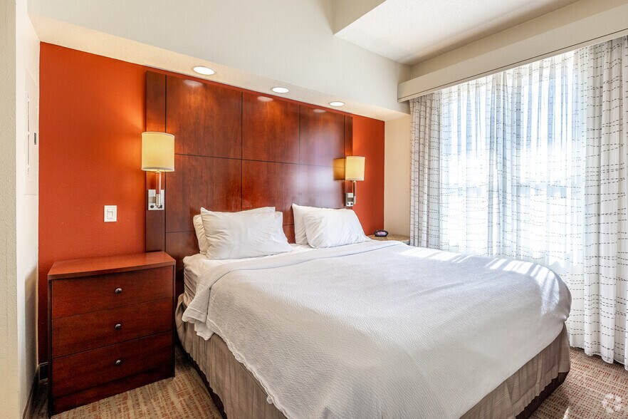 More Photos Of 4600 53rd St, Moline Hotel For Sale