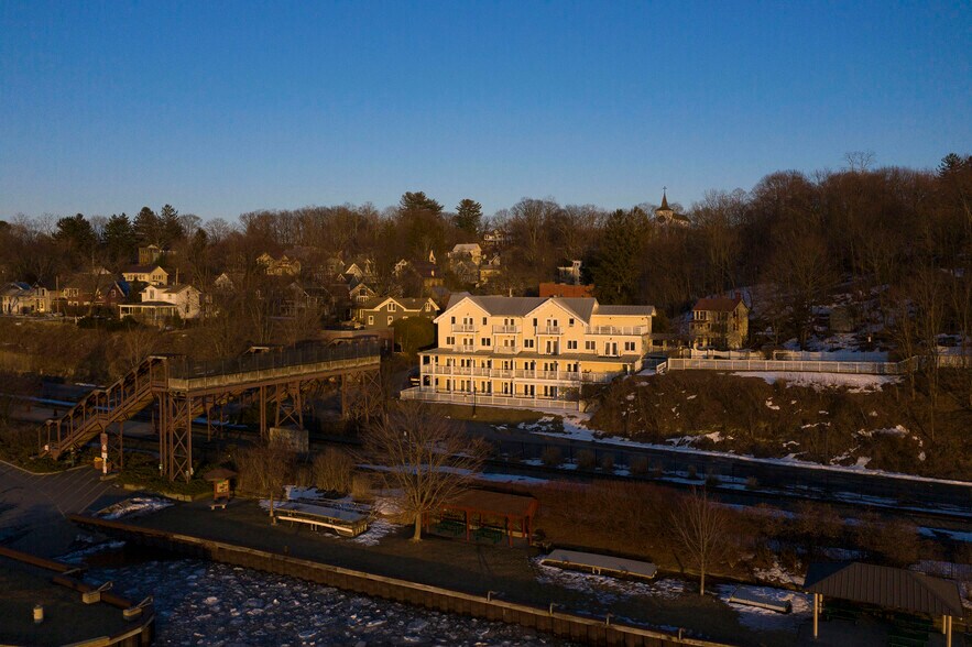 More Photos Of 4 Grinnell St, Rhinecliff Hotel For Lease