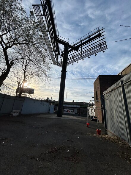 More Photos Of 122 18th St, Brooklyn Land For Lease