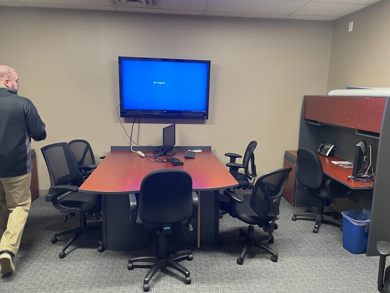 More Photos Of 41800 Executive Dr, Harrison Township Manufacturing For Lease