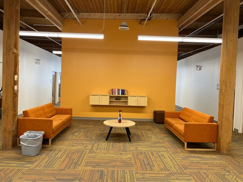 More Photos Of 1940 S Western Ave, Chicago Showroom For Lease