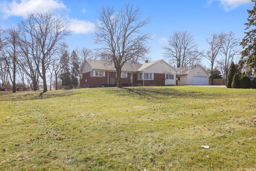 More Photos Of 22W421 ARMY TRAIL RD, Addison Flex For Sale