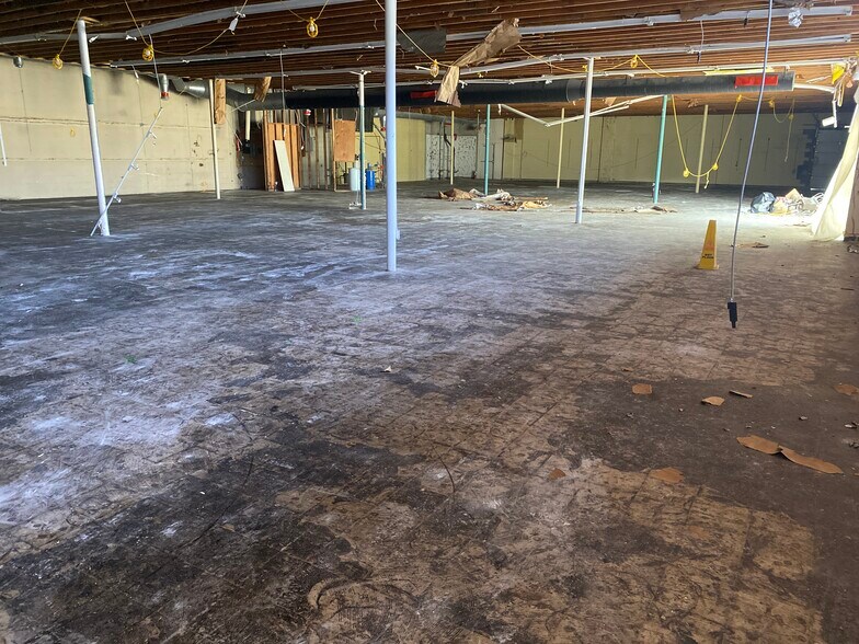 More Photos Of 6460 Dixie Hwy, Clarkston Freestanding For Lease