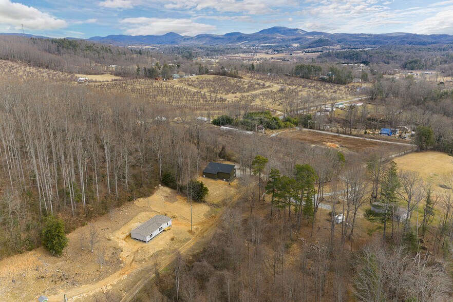 More Photos Of 153 Hackleburg Ln, Hendersonville Multifamily For Sale