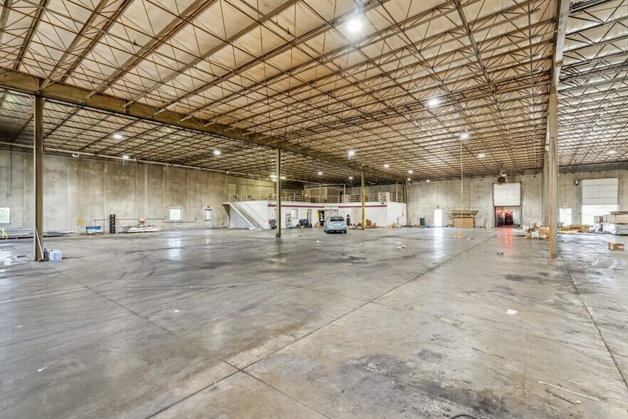 More Photos Of 701 Technology Pl, Waverly Manufacturing For Lease