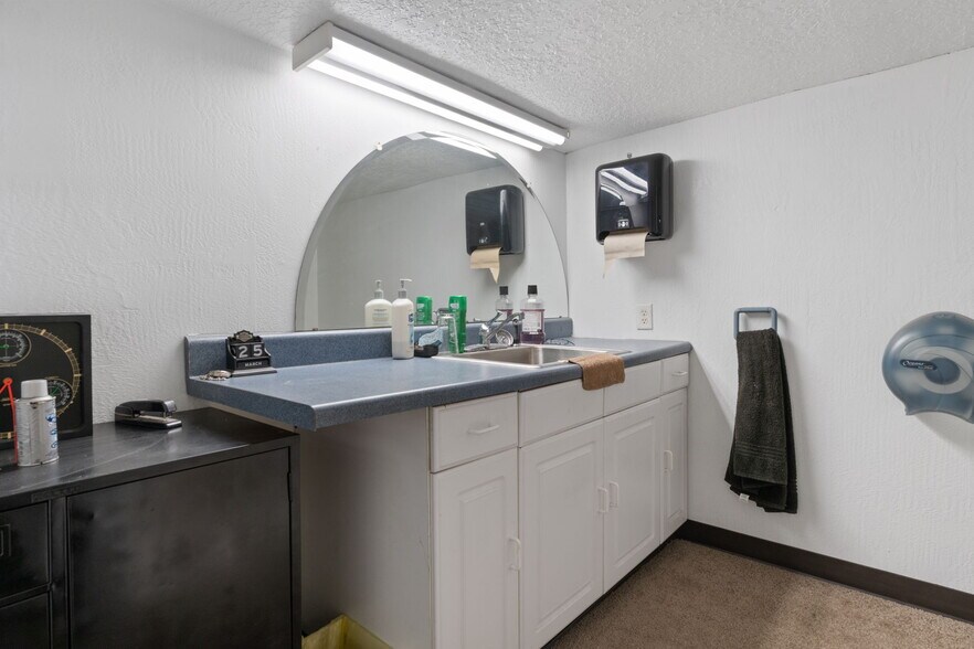 More Photos Of 6826 Ridge Rd, Port Richey Auto Repair For Sale