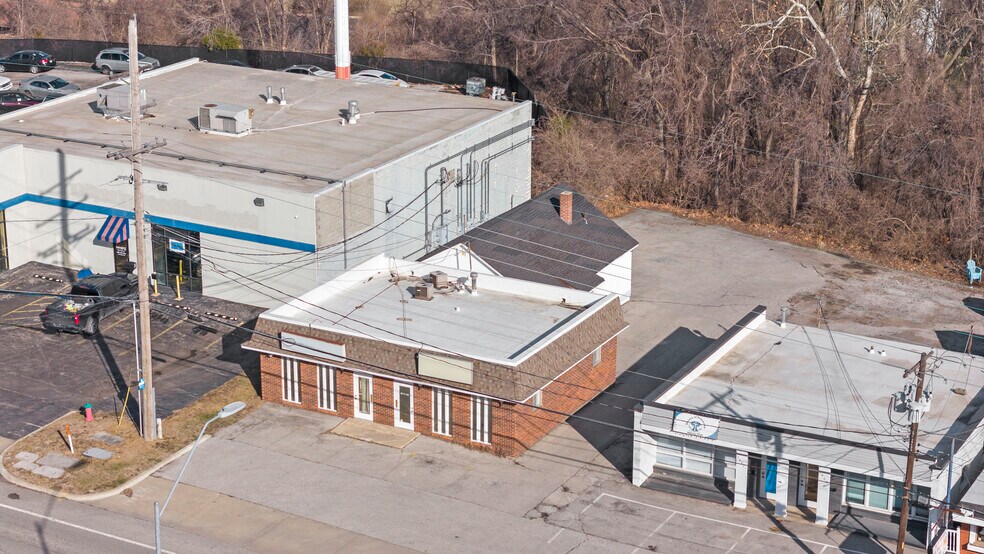 More Photos Of 3911 N Oak Tfwy, Kansas City Office For Sale