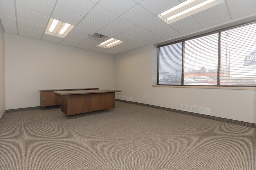 More Photos Of 955 E Diamond Ave, Evansville Manufacturing For Lease