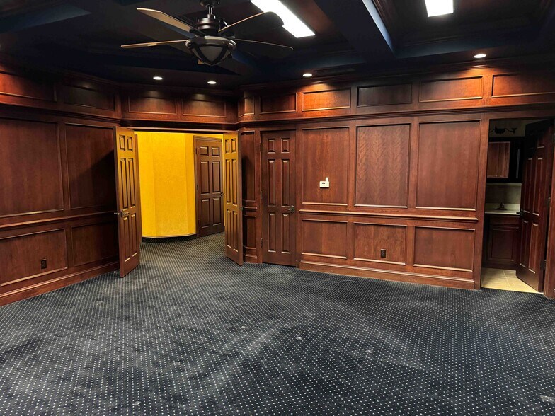 More Photos Of 4125 Glass Rd NE, Cedar Rapids Office For Sale