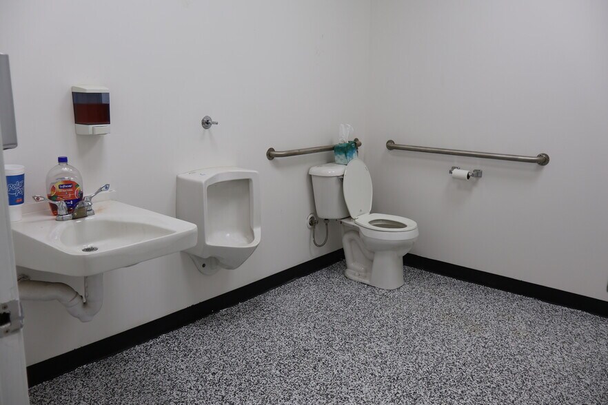 More Photos Of 916 S 18th St, Harrisburg Warehouse For Lease