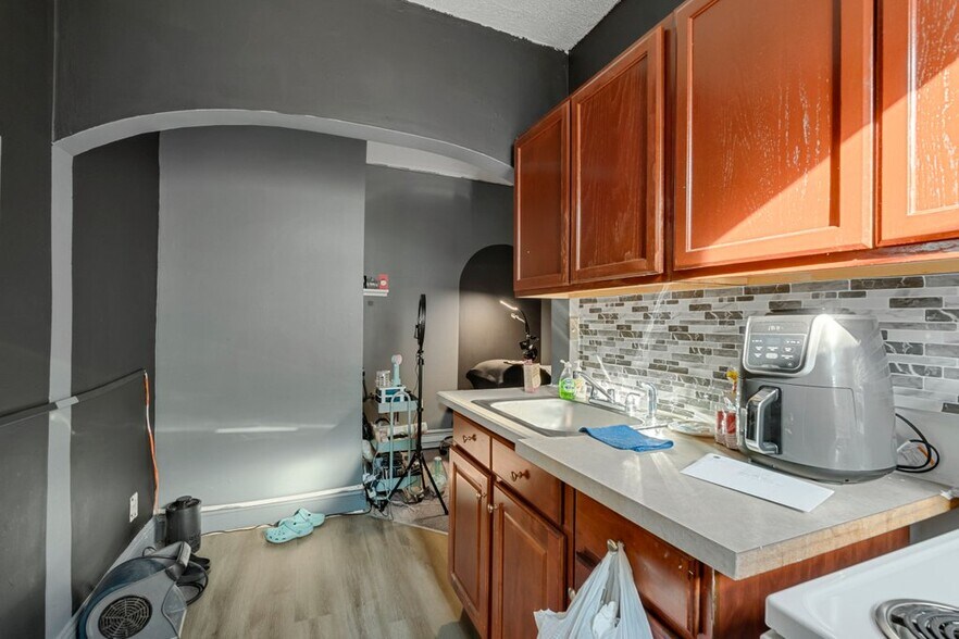 More Photos Of 2112 N Charles St, Baltimore Office For Sale